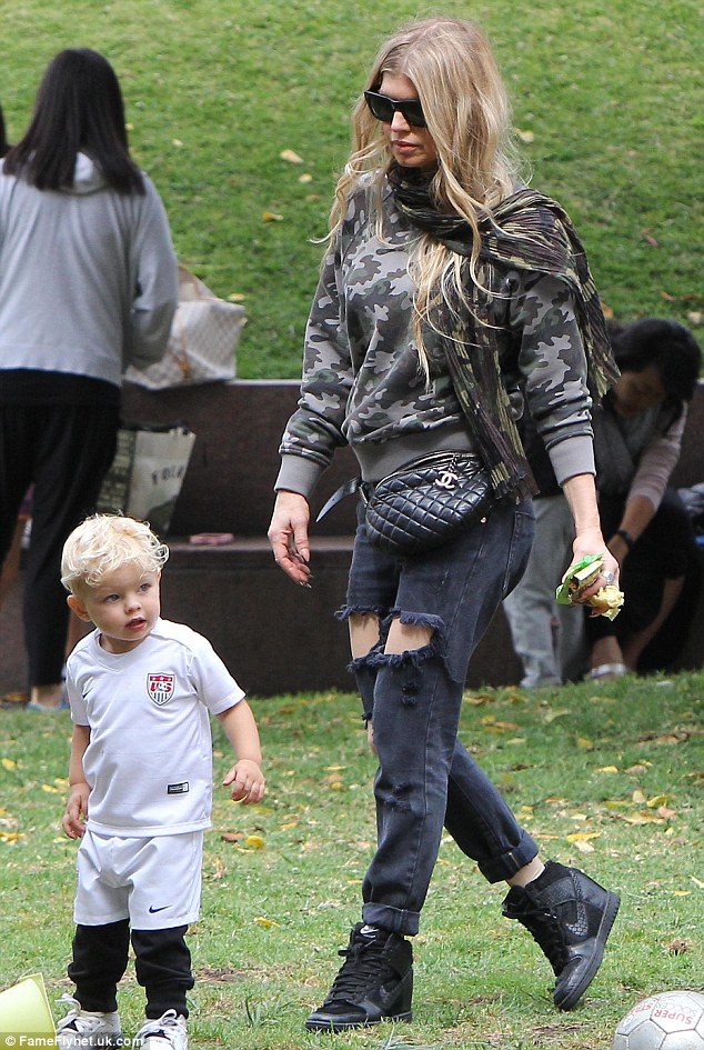 28CADE1E00000578-3085956-Outdoorsy_Fergie_donned_a_camouflage_sweatshirt_and_ripped_jeans-m-74_1431932790255